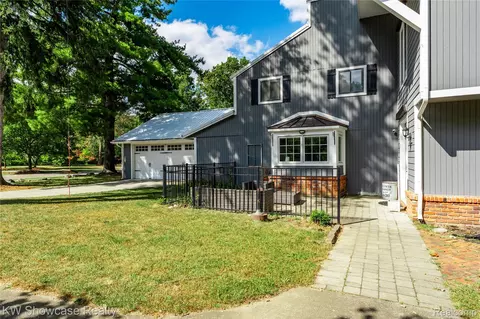 3115 Westacres Dr, West Bloomfield, MI 48324