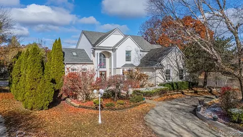 7240 Aaronway Dr, West Bloomfield, MI 48324