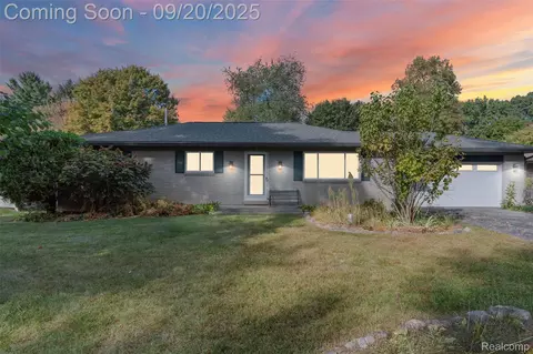1636 Petrolia Dr, West Bloomfield, MI 48324