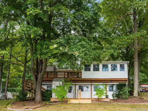 681 Lakeview Dr, Harrison, MI 48625