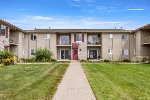 9993 Allen Pointe Dr, Allen Park, MI 48101
