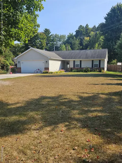 4231 Pine Grove Ave, Fort Gratiot, MI 48059