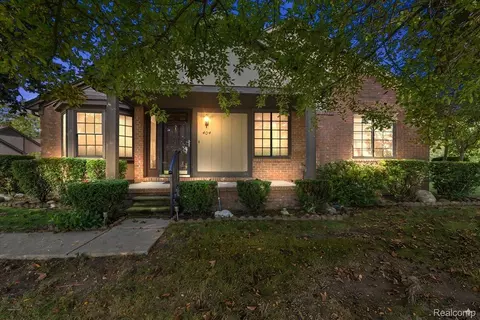 404 Meadow Bridge Dr, Rochester Hills, MI 48307