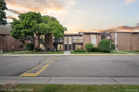 33873 Pondview Cir #171, Livonia, MI 48152