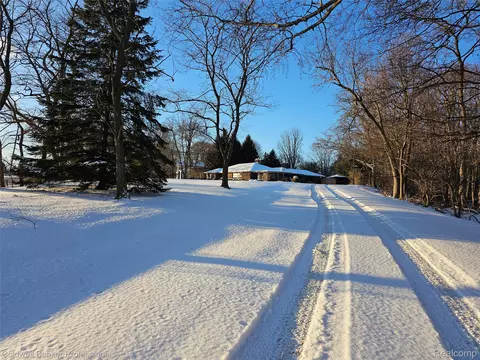 58540 Grand River Ave, Lyon, MI 48165