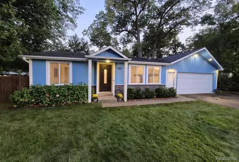 7377 Cooley Lake Rd, West Bloomfield, MI 48324