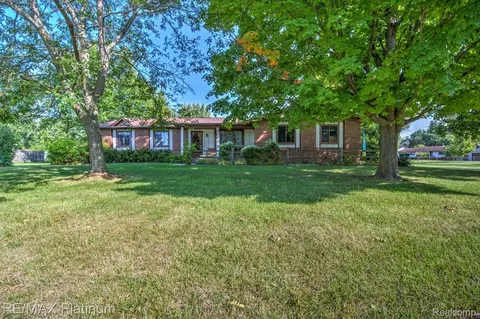 7062 S Fork Dr, Swartz Creek, MI 48473