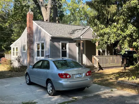 3270 Royal Blvd, Commerce, MI 48382