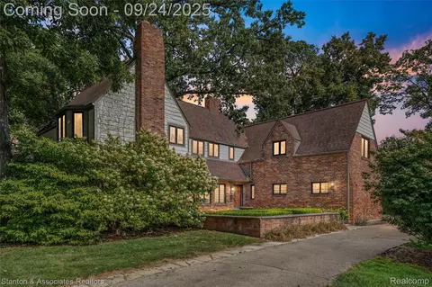 636 Waddington St, Bloomfield Hills, MI 48301
