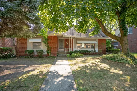 19984 Fairway Dr, Grosse Pointe Woods, MI 48236