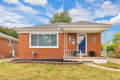 17121 Wilson Ave, Eastpointe, MI 48021