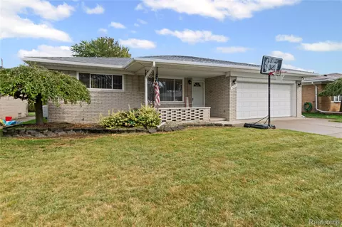 30252 Newport Dr, Warren, MI 48088