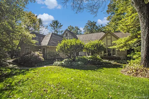 302 Kirksway Ln, Orion, MI 48362