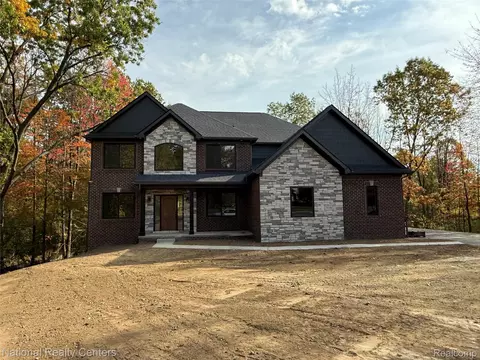 7118 Oak Ridge Ct, Independence, MI 48348