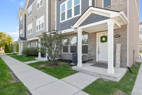 2937 E Square Lake Rd, Troy, MI 48085
