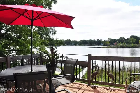 5050 Island Shore Dr, Pinckney, MI 48169
