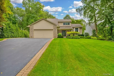 5050 Whitlow Ct, Commerce, MI 48382