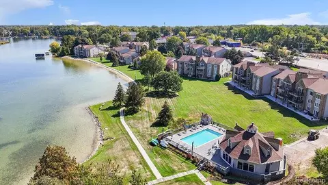 3412 Loon Lake Court Ct, Waterford, MI 48329
