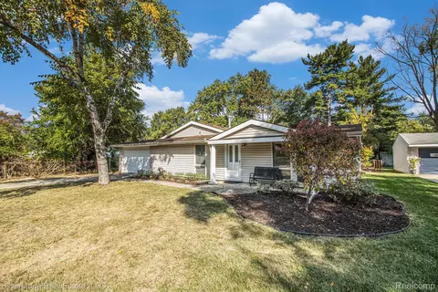 2835 Genes Dr, Auburn Hills, MI 48326