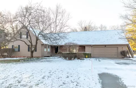 2734 Lenox, Troy, MI 48098