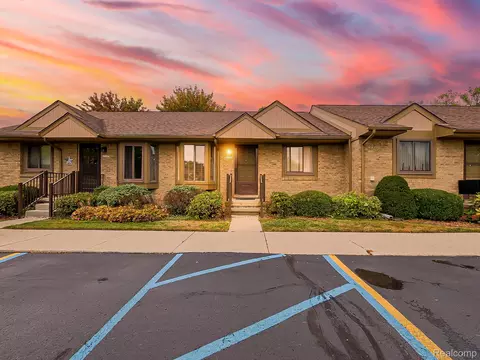 27753 Trailbrooke Cir, Westland, MI 48185