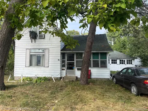 618 Green St, Algonac, MI 48001