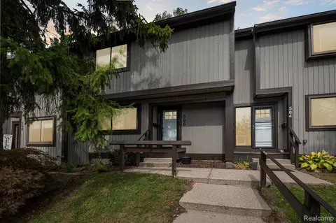 566 Foxboro Sq, Brighton, MI 48116