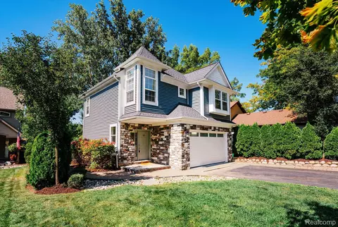 1036 Pelham Blvd, Waterford, MI 48328