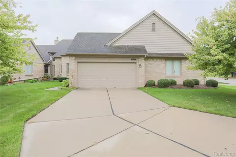 16768 Pearlcreek Ct N, Macomb, MI 48042