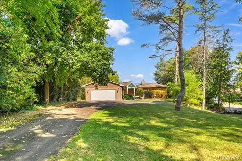 1156 Seneca Rd, Lake Orion, MI 48362