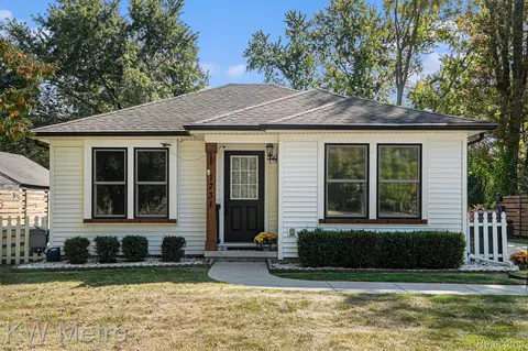 1731 W Auburn Rd, Rochester Hills, MI 48309