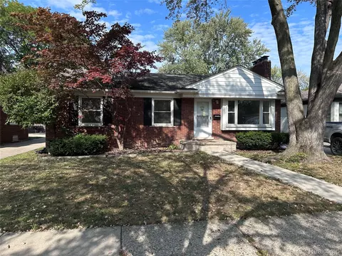 21315 Prestwick Ave, Harper Woods, MI 48225
