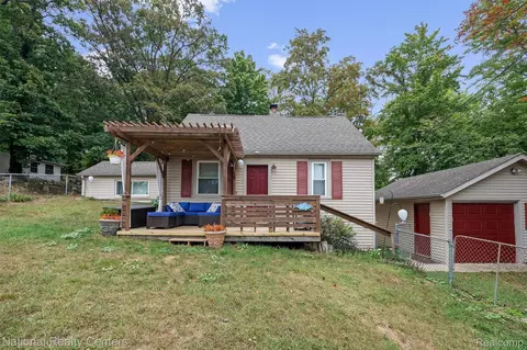 1136 Lakeshore Dr, Columbiaville, MI 48421