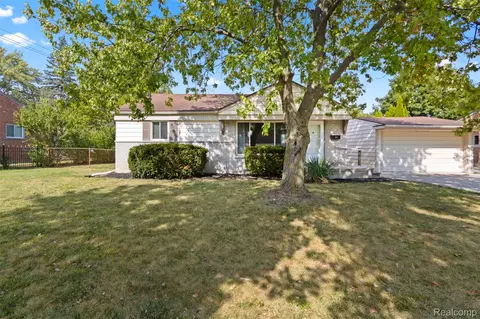 23870 Beacon Dr, Farmington, MI 48336