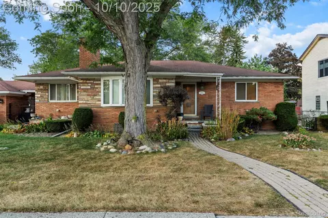 19945 Woodside St, Harper Woods, MI 48225
