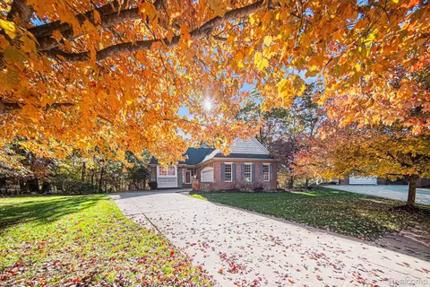 9993 Tioga Trl, Pinckney, MI 48169