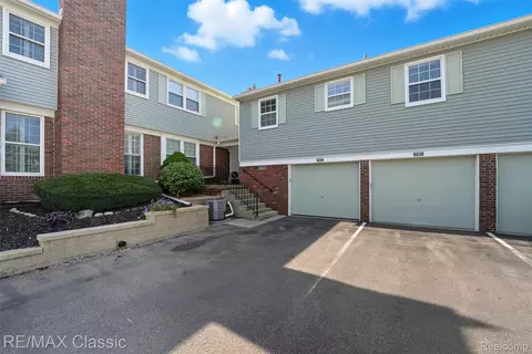 20903 W Glen Haven Cir, Northville, MI 48167