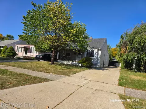 19341 Woodside St, Harper Woods, MI 48225