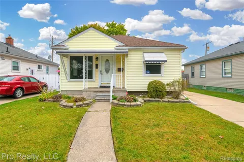 650 Cleophus Pkwy, Lincoln Park, MI 48146