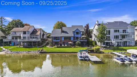 3630 Lakeshore Dr, Waterford, MI 48329