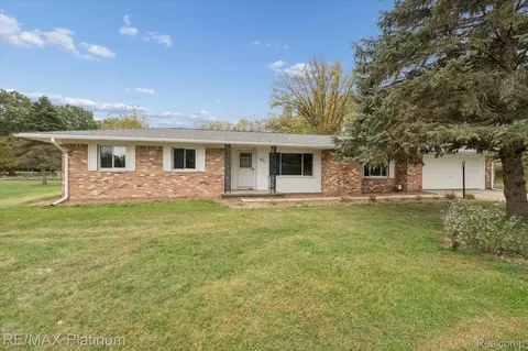 1011 Willow Ln, Howell, MI 48843