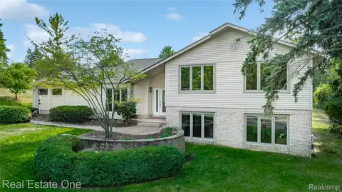4261 Lakeridge Ct, Bloomfield Hills, MI 48302