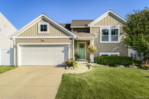8582 Pinnebog River Dr, Fowlerville, MI 48836
