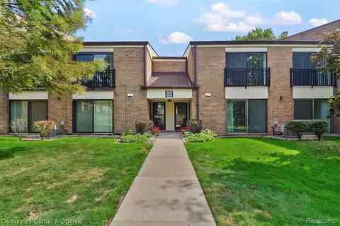 18411 University Park Drive Dr, Livonia, MI 48152