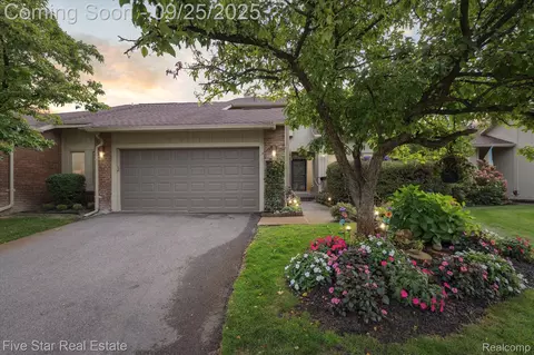 5611 Hillcrest Cir W #50, West Bloomfield, MI 48322