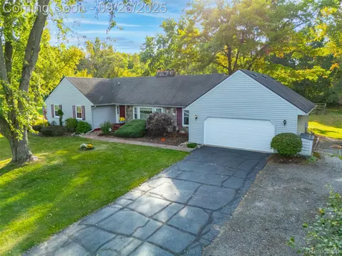 10143 Whipple Tree Ln, Independence, MI 48348