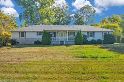 4602 Meadowlawn Dr, Fort Gratiot, MI 48059