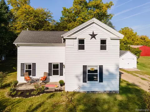 571 N Baldwin Rd, Oxford, MI 48371