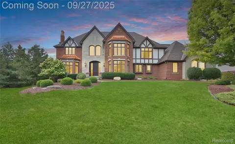 5826 Murfield Dr, Rochester, MI 48306
