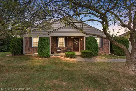 15823 Charleston Dr, Clinton Township, MI 48038